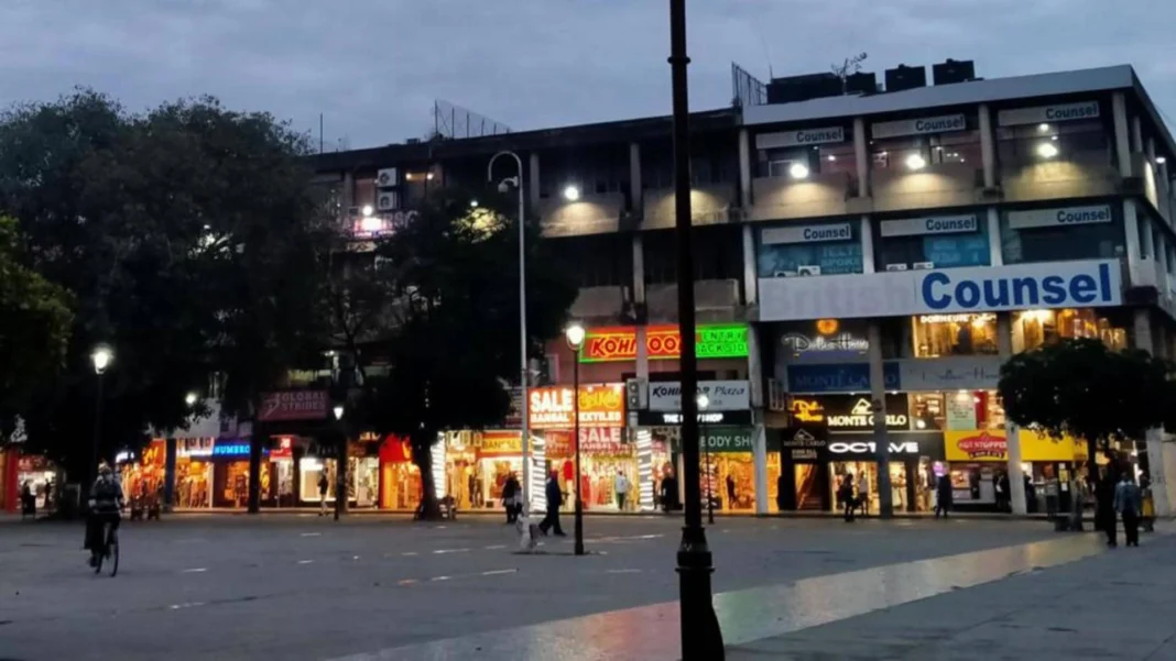  Sector 17 Shopping Plaza 