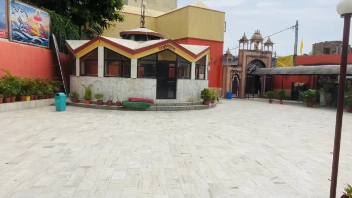 Courtyard of Saketri Shiv Mandir near Panchkula, with the shrine building, a trident pillar and the temple gateway